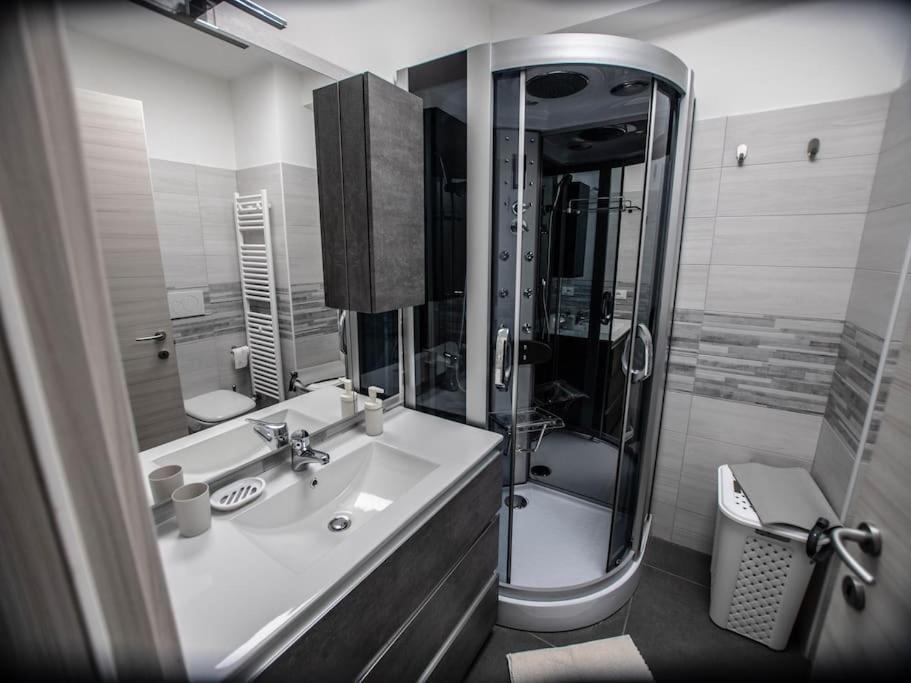 Modern Loft Center Of Turin + Jacuzzi 30M Metro Appartement Collegno Buitenkant foto