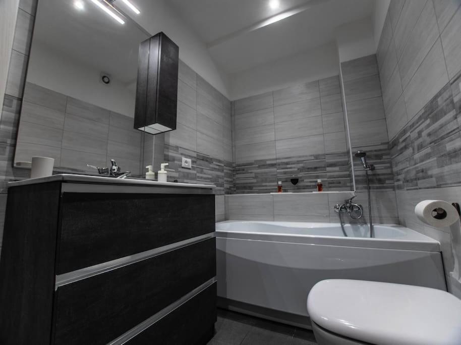 Modern Loft Center Of Turin + Jacuzzi 30M Metro Appartement Collegno Buitenkant foto